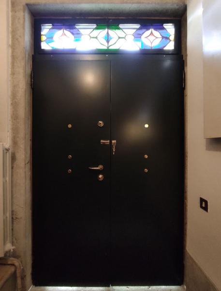 Porta rinforzata, inox e legno esterno, interno